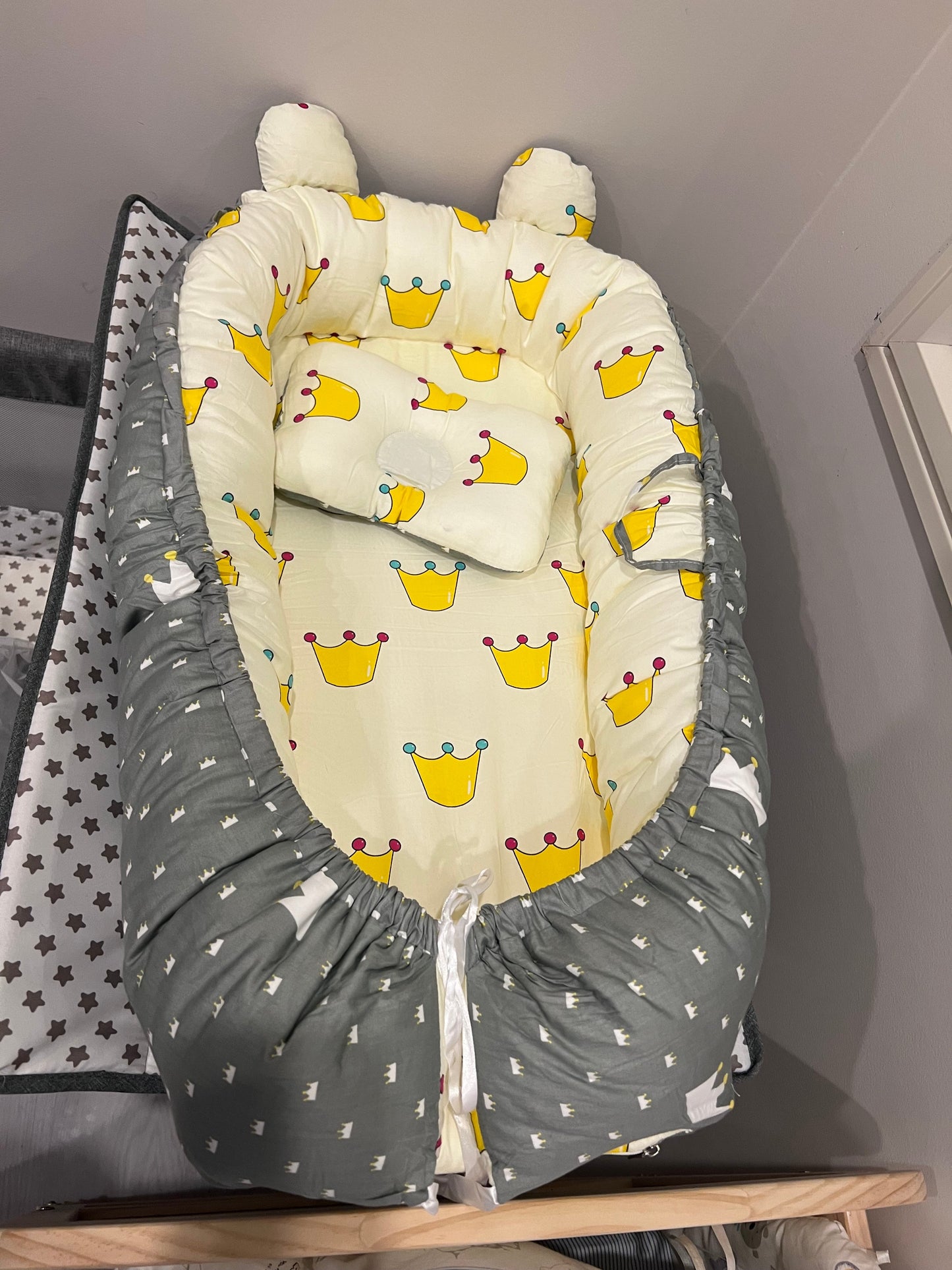 Reversible Baby Lounger with Pillow – Adjustable Portable Baby Bed & Bassinet